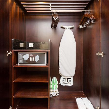 ホテル Radisson Blu Towers Kaushambi Delhi Ncr ガーズィヤーバード エクステリア 写真 A hotel room wardrobe with a safe