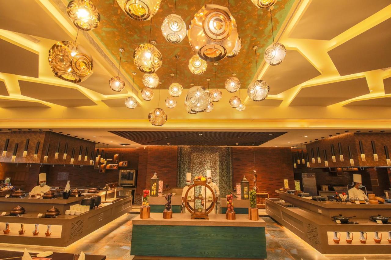 ホテル Radisson Blu Towers Kaushambi Delhi Ncr ガーズィヤーバード エクステリア 写真 The buffet at the hotel