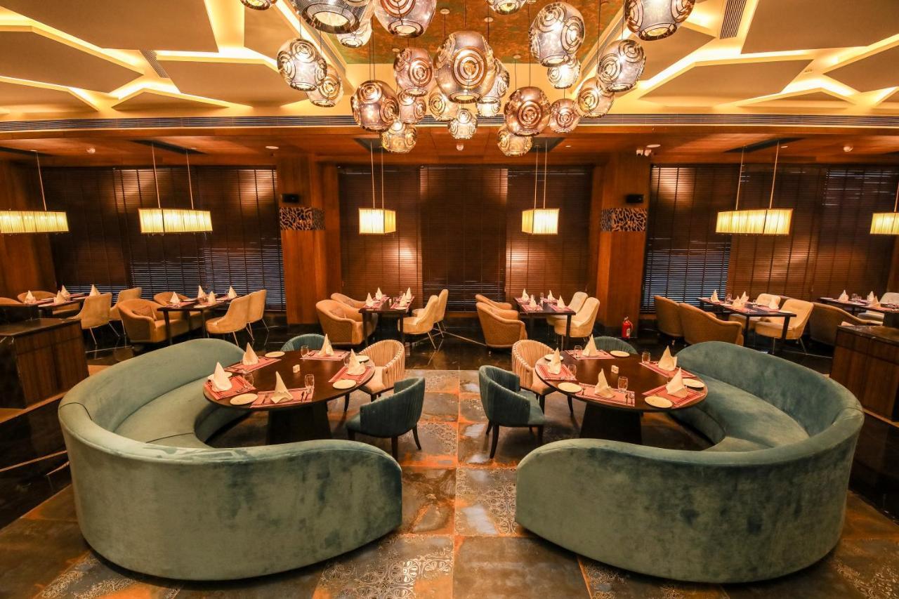 ホテル Radisson Blu Towers Kaushambi Delhi Ncr ガーズィヤーバード エクステリア 写真 The interior of the restaurant