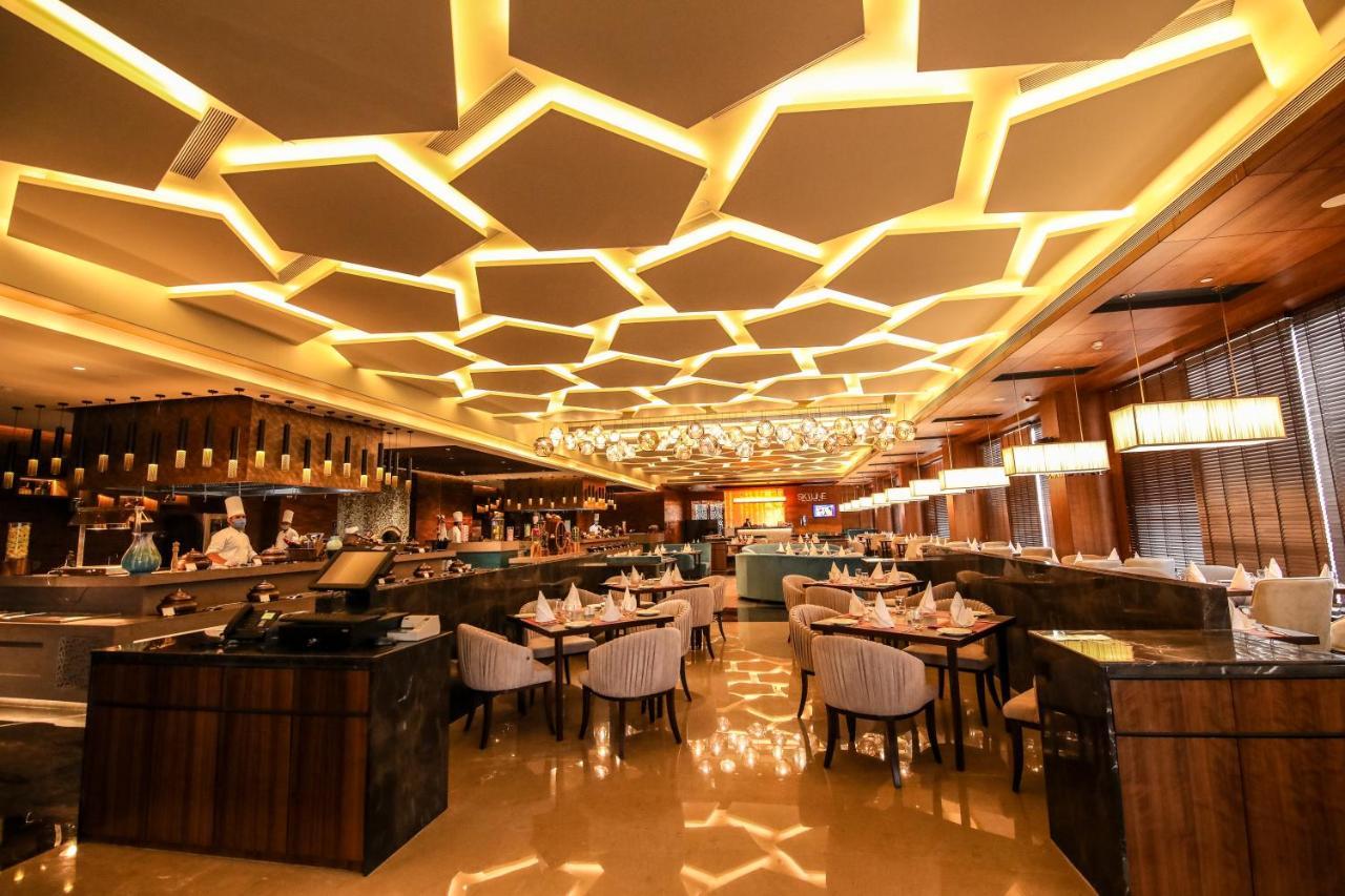ホテル Radisson Blu Towers Kaushambi Delhi Ncr ガーズィヤーバード エクステリア 写真 The interior of the restaurant