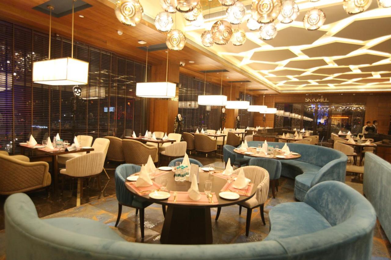 ホテル Radisson Blu Towers Kaushambi Delhi Ncr ガーズィヤーバード エクステリア 写真 The interior of the restaurant