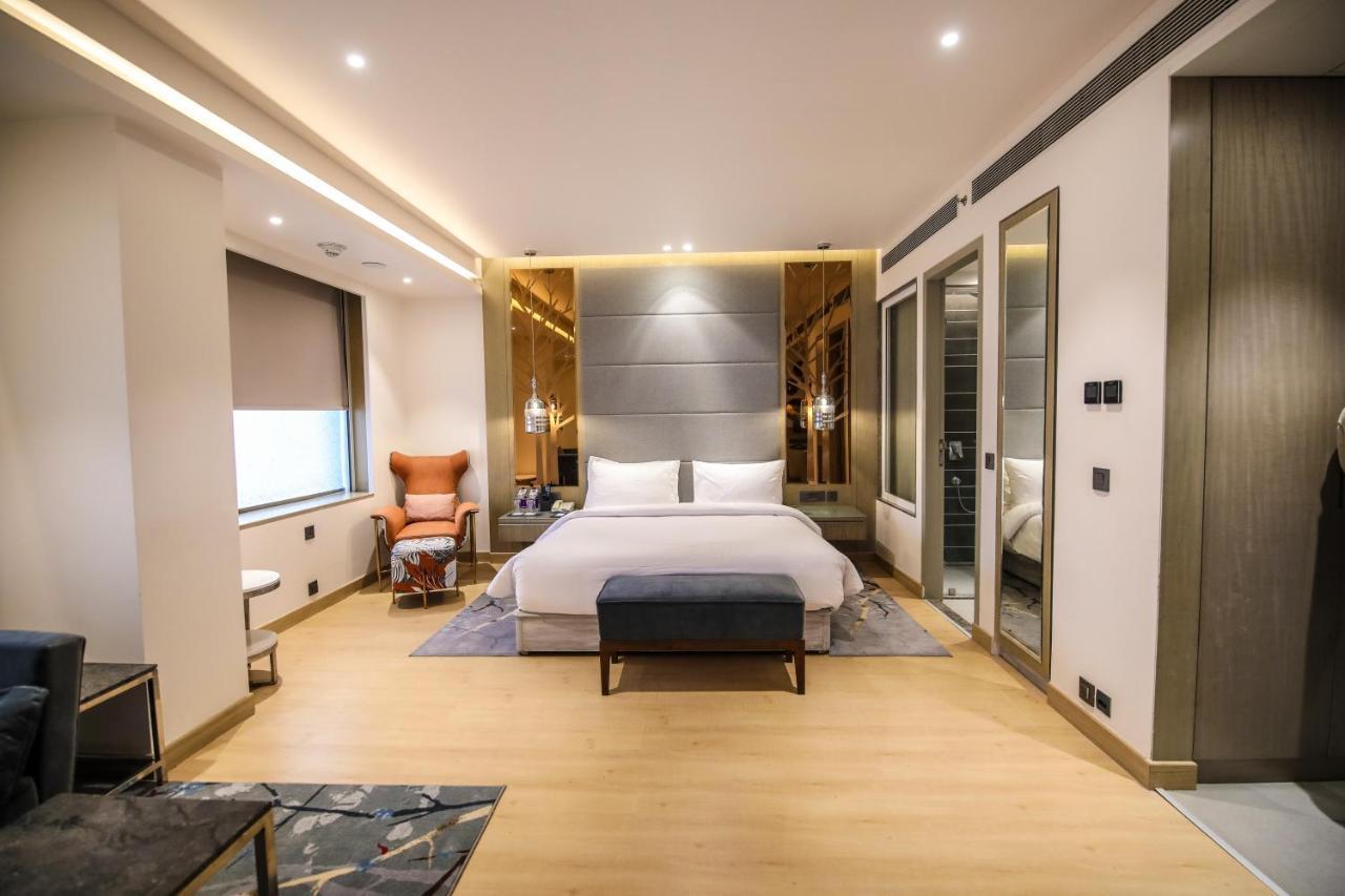 ホテル Radisson Blu Towers Kaushambi Delhi Ncr ガーズィヤーバード エクステリア 写真 A bedroom at the hotel