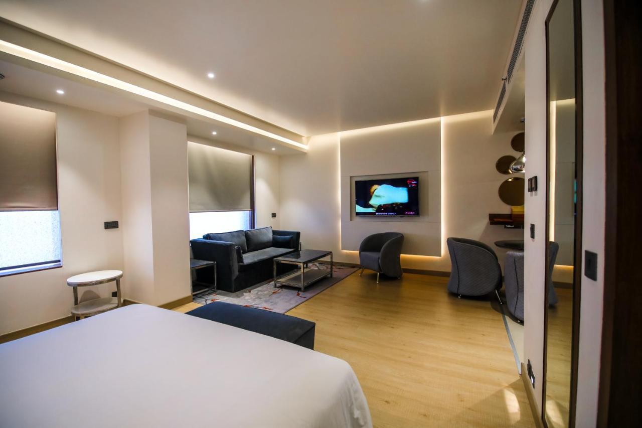 ホテル Radisson Blu Towers Kaushambi Delhi Ncr ガーズィヤーバード エクステリア 写真 A room at the hotel
