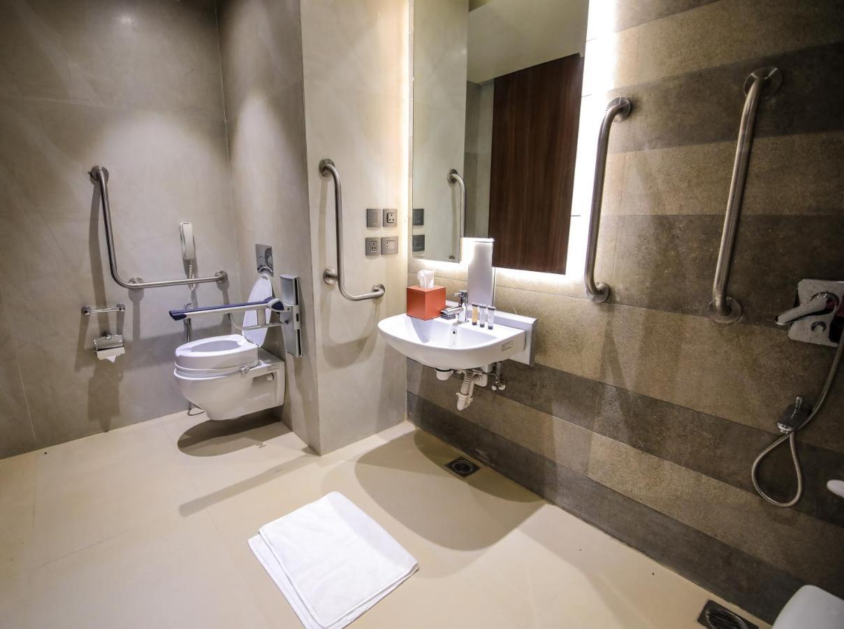 ホテル Radisson Blu Towers Kaushambi Delhi Ncr ガーズィヤーバード エクステリア 写真 Disabled toilet with a disabled shower