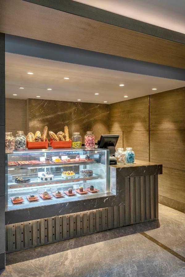 ホテル Radisson Blu Towers Kaushambi Delhi Ncr ガーズィヤーバード エクステリア 写真 The Pastry Shop