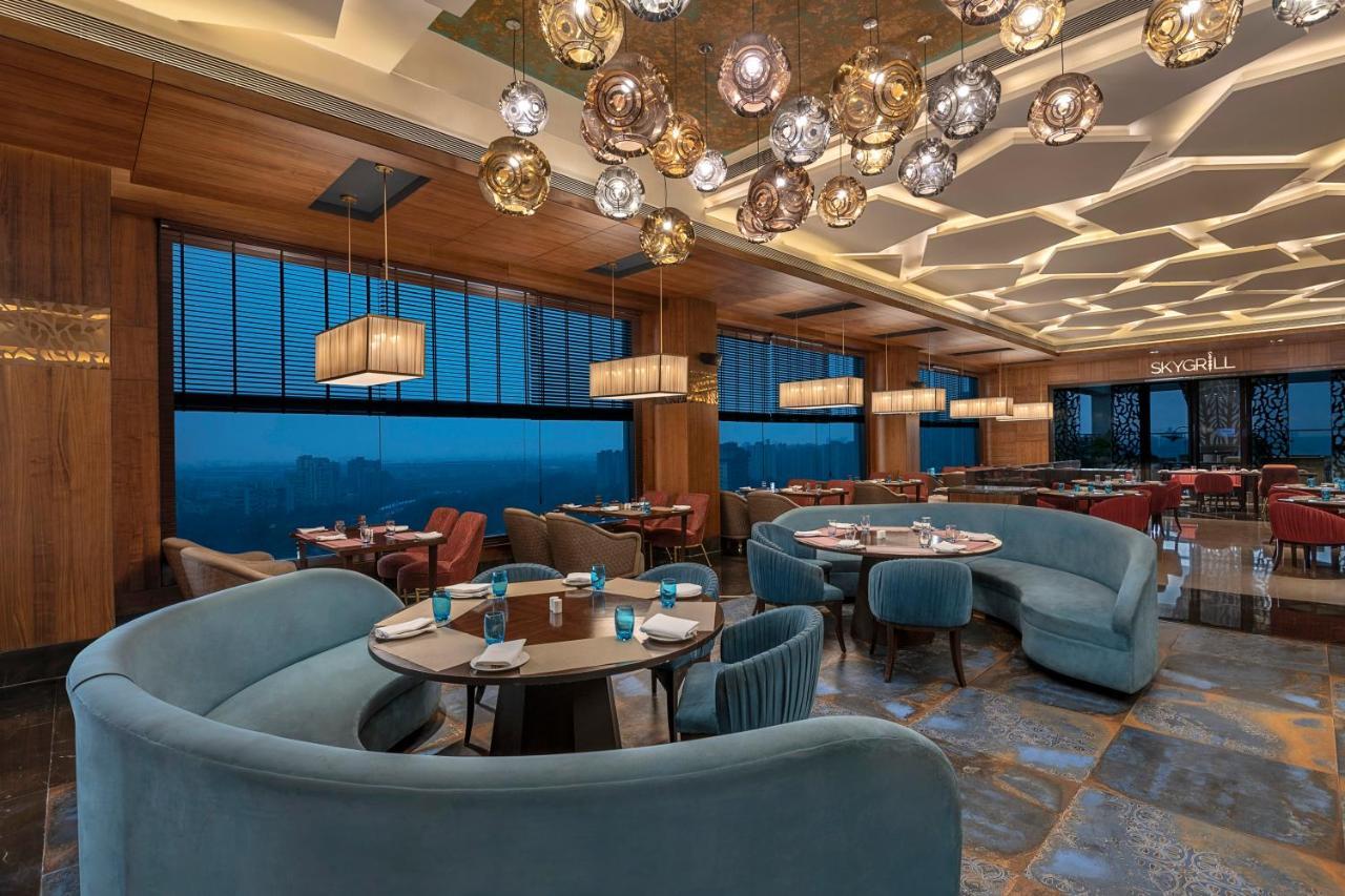 ホテル Radisson Blu Towers Kaushambi Delhi Ncr ガーズィヤーバード エクステリア 写真 The restaurant