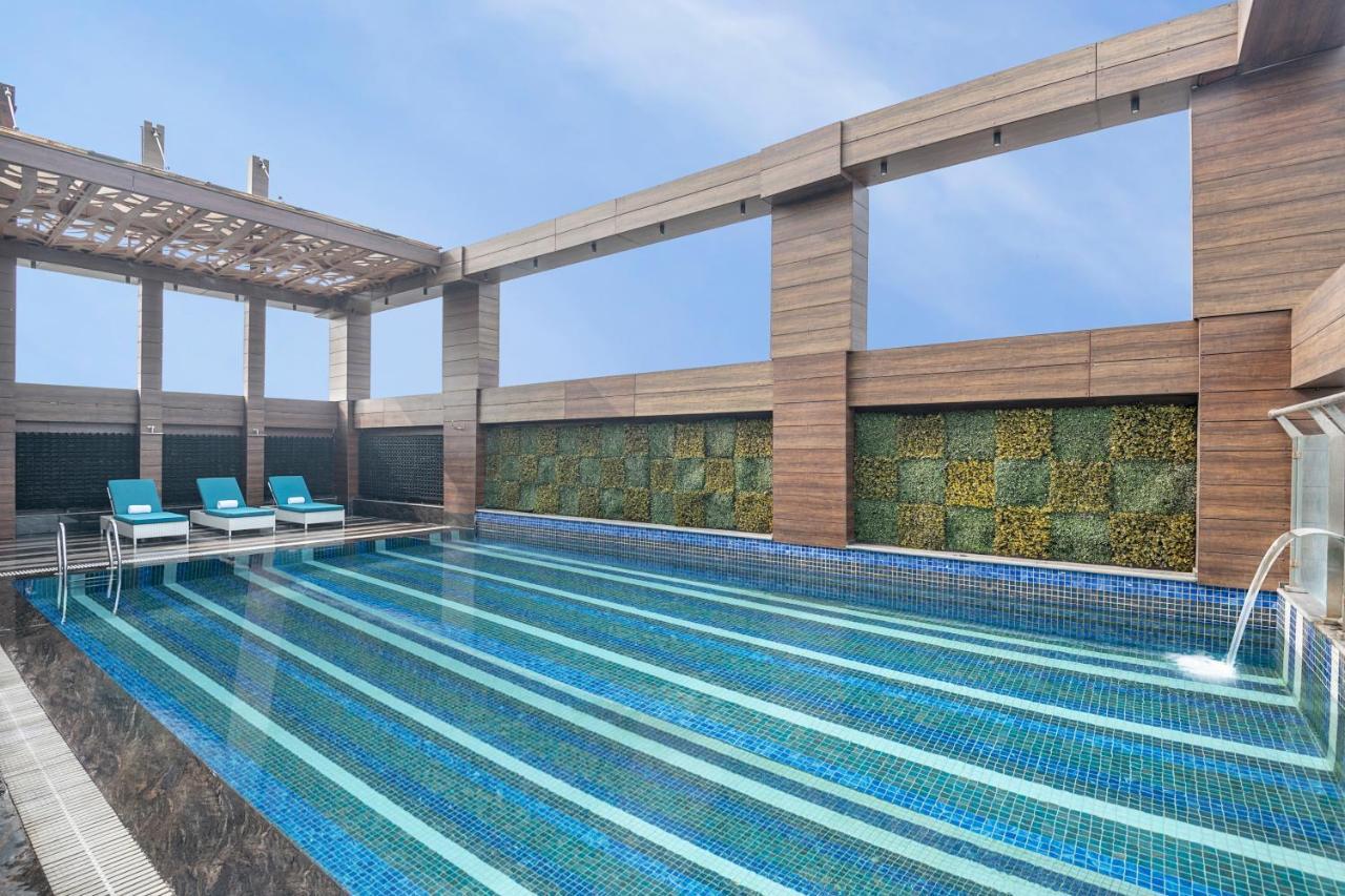 ホテル Radisson Blu Towers Kaushambi Delhi Ncr ガーズィヤーバード エクステリア 写真 Rooftop pool