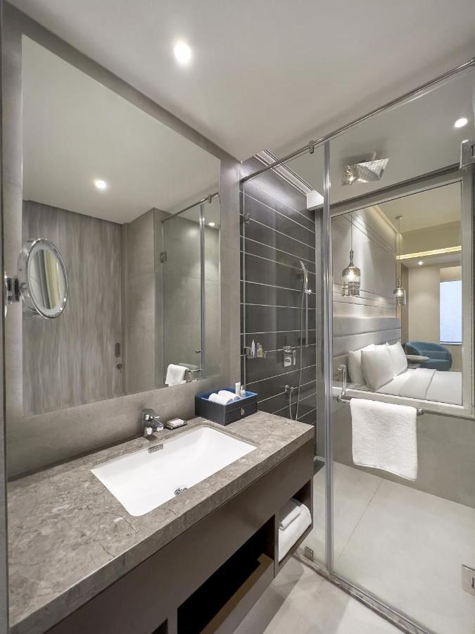 ホテル Radisson Blu Towers Kaushambi Delhi Ncr ガーズィヤーバード エクステリア 写真 Bathroom