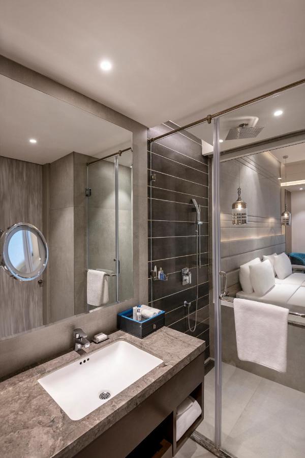 ホテル Radisson Blu Towers Kaushambi Delhi Ncr ガーズィヤーバード エクステリア 写真 A bathroom on board