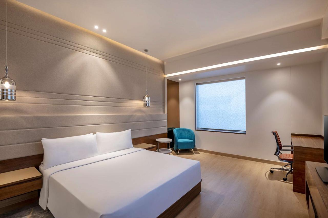 ホテル Radisson Blu Towers Kaushambi Delhi Ncr ガーズィヤーバード エクステリア 写真 A room at the hotel