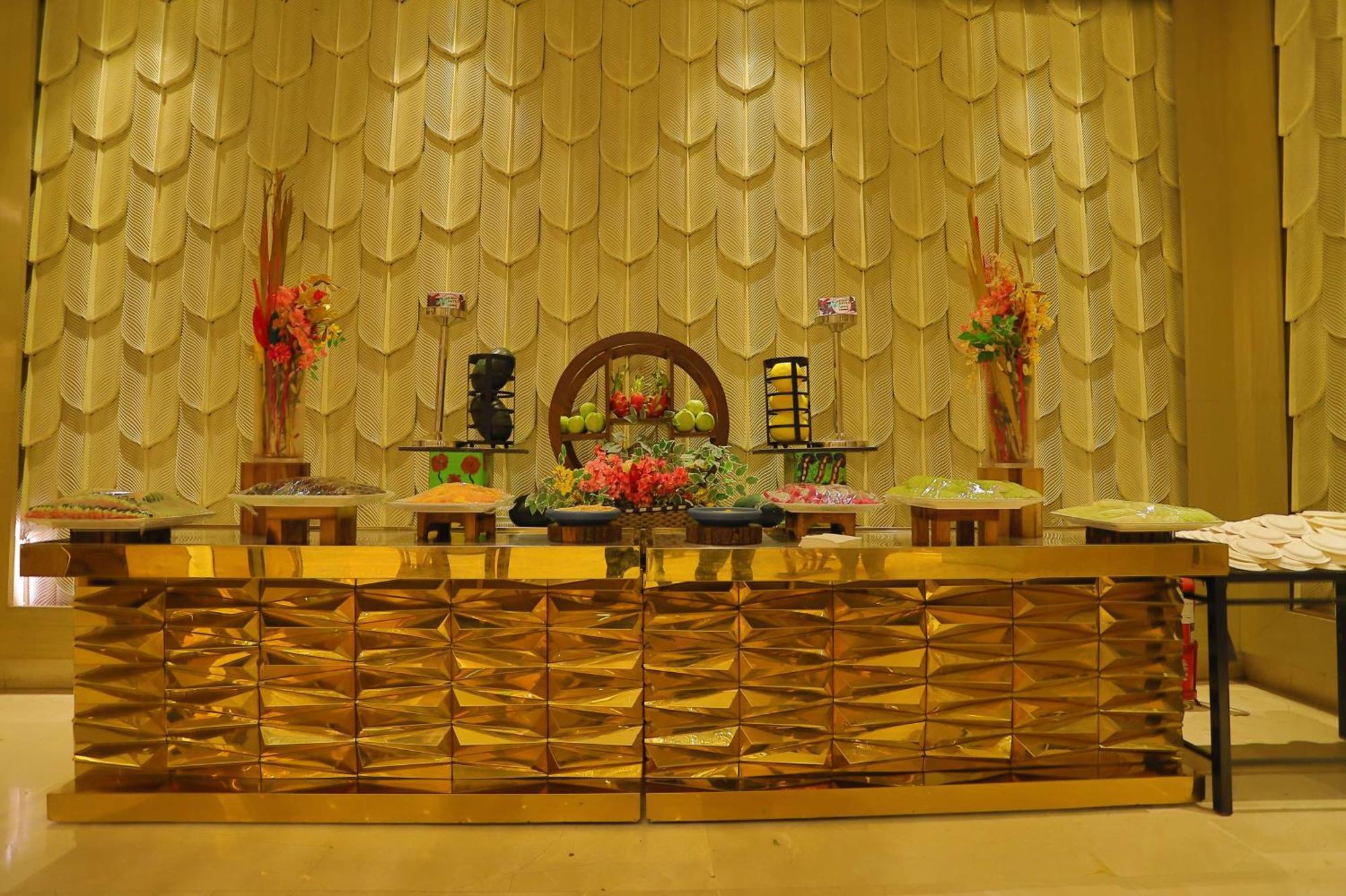 ホテル Radisson Blu Towers Kaushambi Delhi Ncr ガーズィヤーバード エクステリア 写真 A Buddhist altar