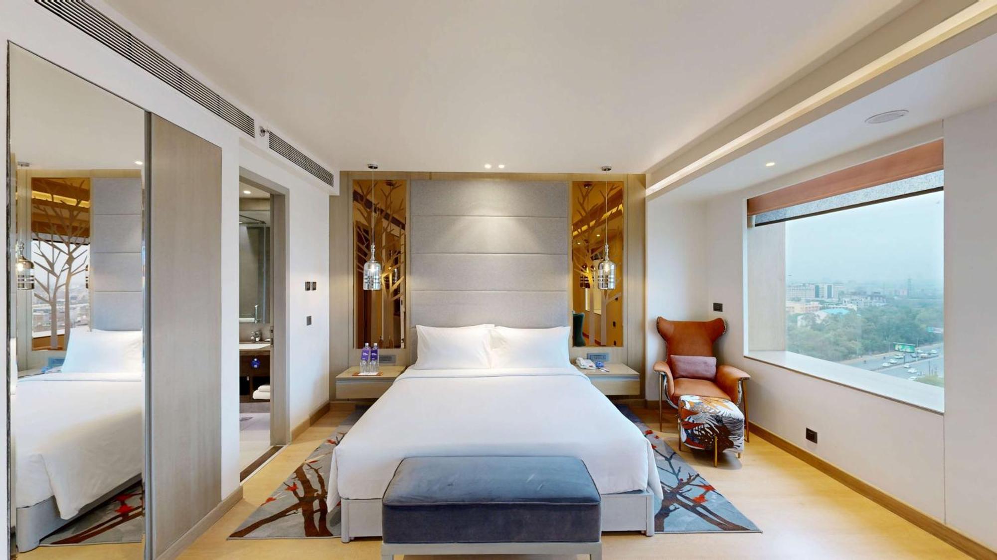 ホテル Radisson Blu Towers Kaushambi Delhi Ncr ガーズィヤーバード エクステリア 写真 A bedroom at the hotel