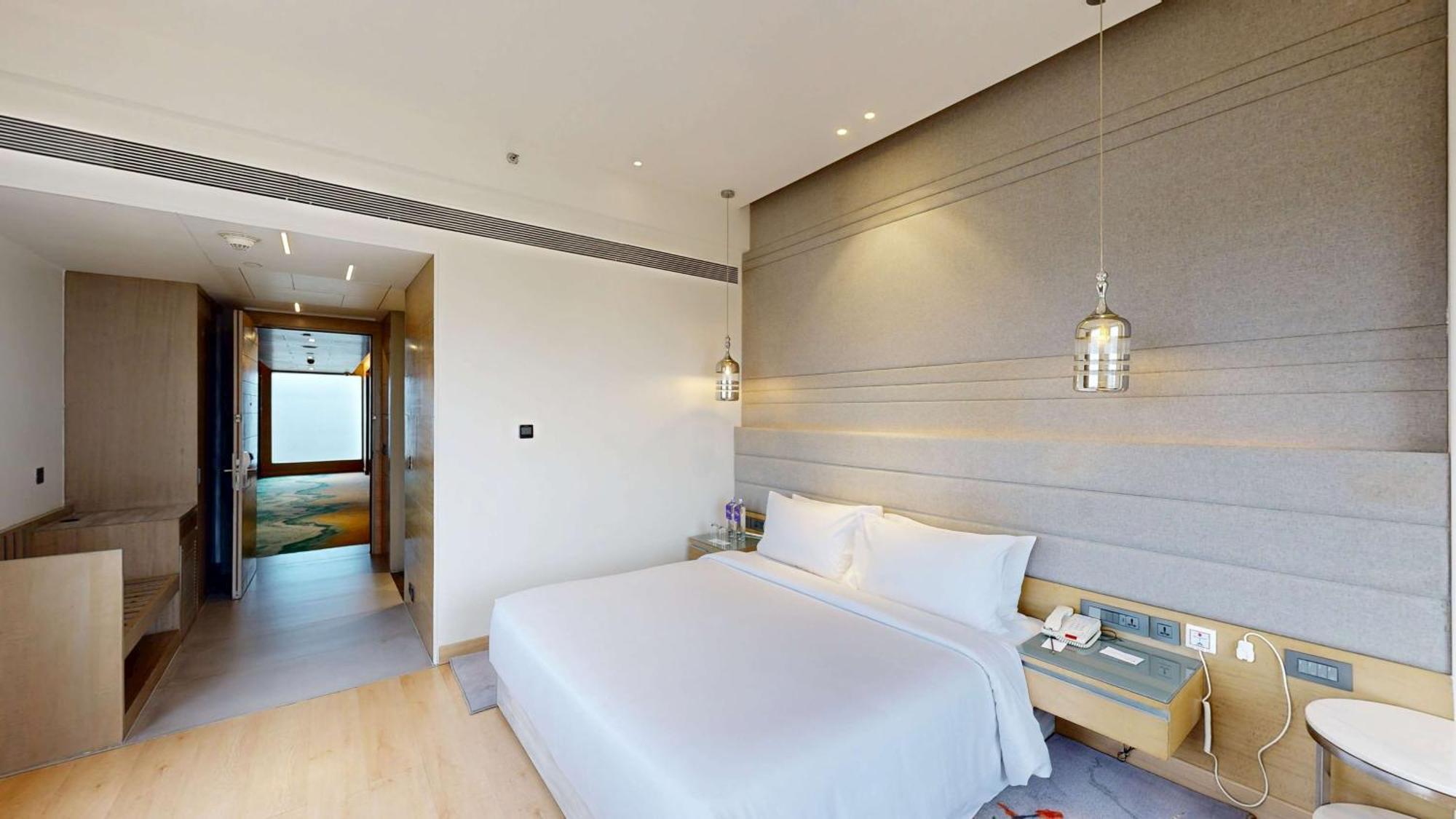 ホテル Radisson Blu Towers Kaushambi Delhi Ncr ガーズィヤーバード エクステリア 写真 A bedroom at the hotel