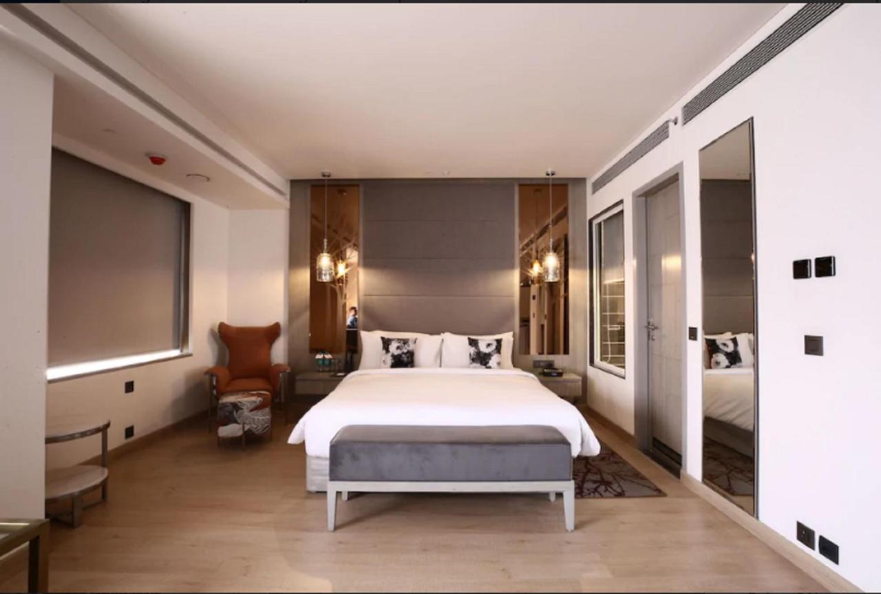 ホテル Radisson Blu Towers Kaushambi Delhi Ncr ガーズィヤーバード エクステリア 写真 A bedroom at the hotel